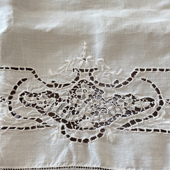 Elegant Vintage White Lace Table Embroidered Runner! - Picture 3 of 3